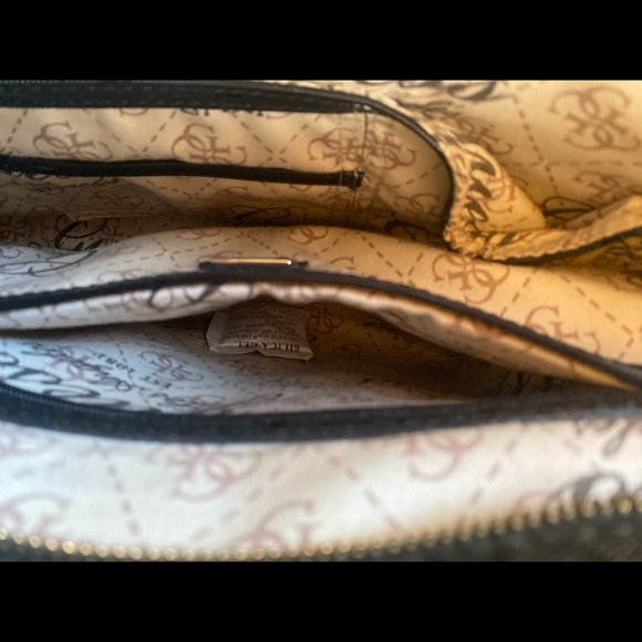 Guess Purse like new - Picture 5 of 7